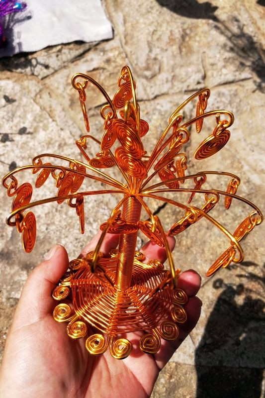 心靈手巧攤販景區(qū)賣(mài)自制銅絲工藝品 只為掙手工費(fèi) 生意好要等旺季